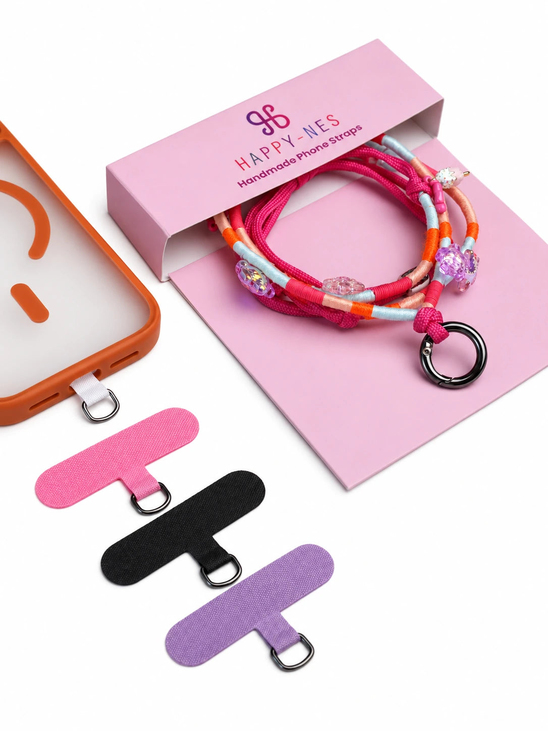Capri telefon askısı açık hediye kutusunda; telefon kılıfı ve pembe, siyah, mor askı aparatlarıyla