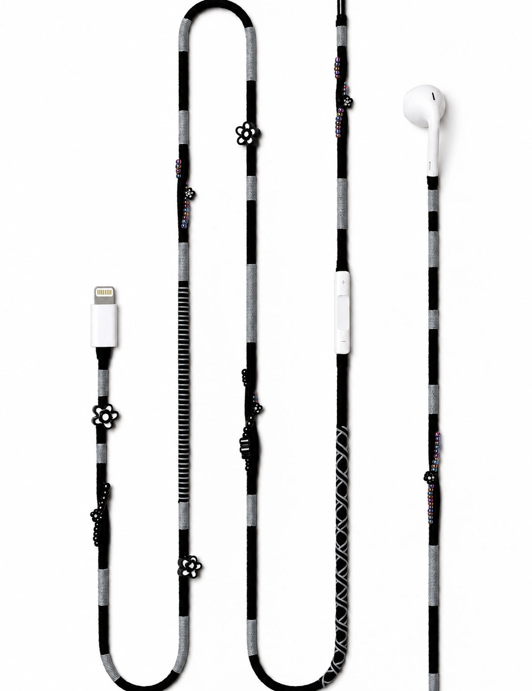 Domino Boncuklu Lightning Kulaklık — el yapımı siyah ve gri örgü kablolu Apple Lightning kulaklık, siyah-beyaz çiçek ve yanardöner minik boncuklar